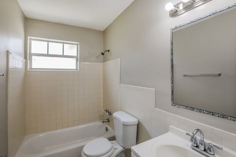 2,325/Mo, 1810 De Soto Drive Miramar, FL 33023 Bathroom View