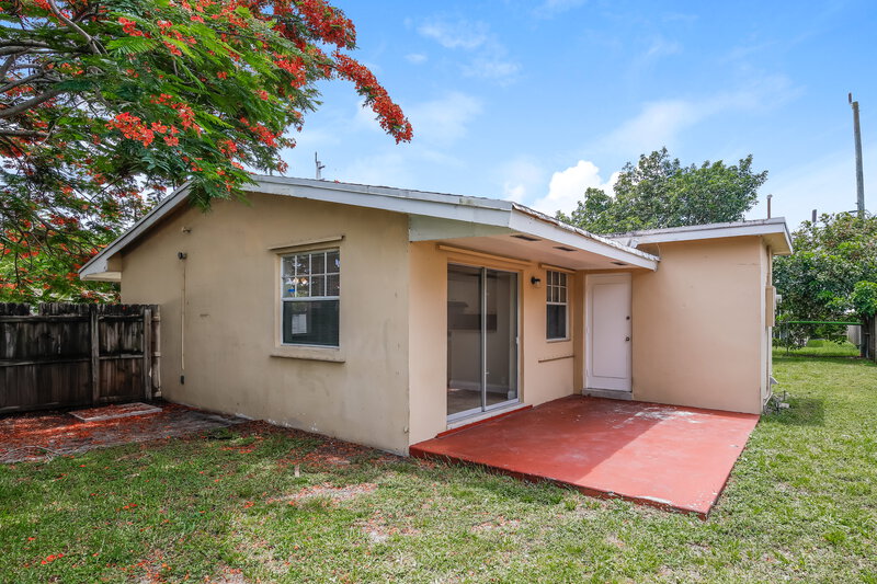 2,325/Mo, 1810 De Soto Drive Miramar, FL 33023 Rear View
