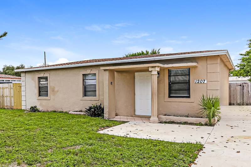 3,270/Mo, 1207 NW 17th Avenue Fort Lauderdale, FL 33311 Front View