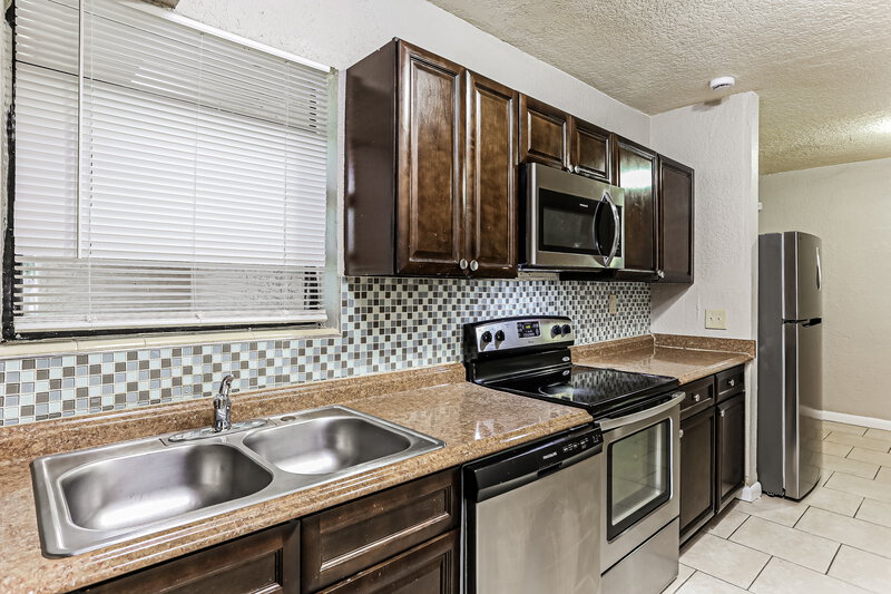 3,270/Mo, 1207 NW 17th Avenue Fort Lauderdale, FL 33311 Kitchen View 2
