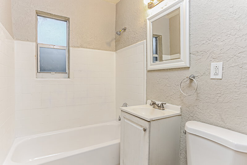 3,270/Mo, 1207 NW 17th Avenue Fort Lauderdale, FL 33311 Main Bathroom View