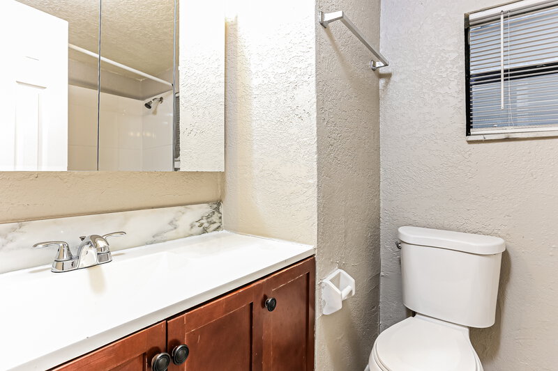 3,270/Mo, 1207 NW 17th Avenue Fort Lauderdale, FL 33311 Main Bathroom View 2