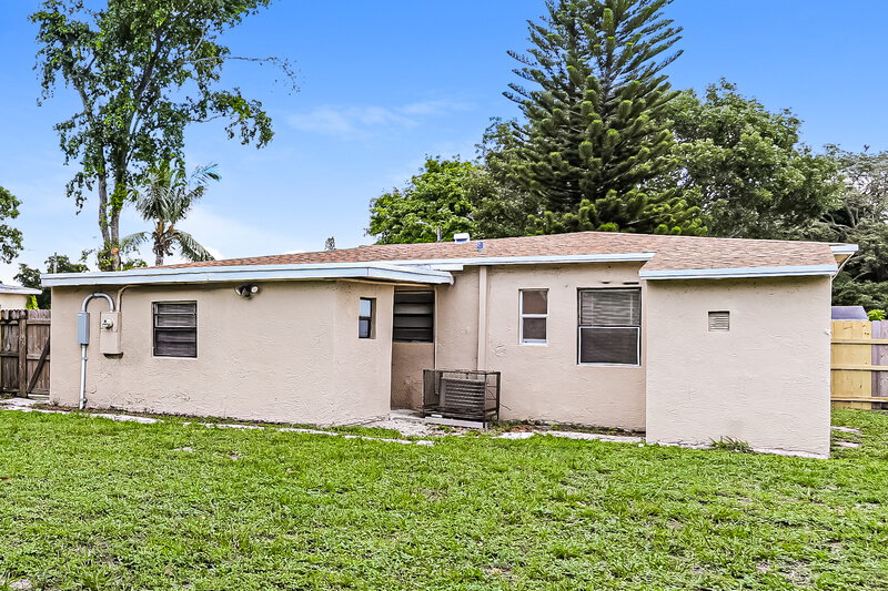 3,270/Mo, 1207 NW 17th Avenue Fort Lauderdale, FL 33311 Rear View 2