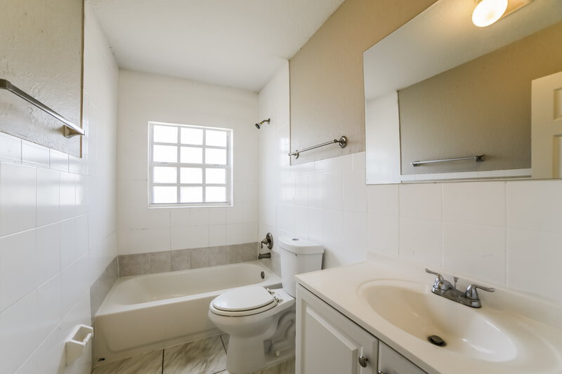 2,775/Mo, 521 SW 11th Drive Deerfield Beach, FL 33441 Main Bathroom View