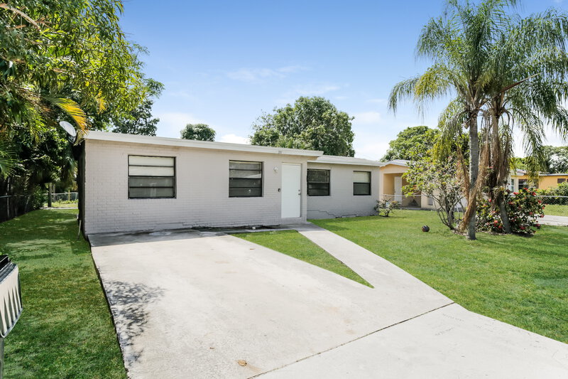 2,935/Mo, 331 SW 11th Avenue Delray Beach, FL 33444 Front View