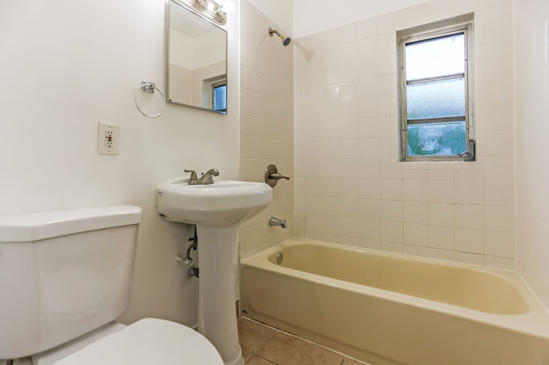 2,525/Mo, 14301 Polk Street Miami, FL 33176 Bathroom View