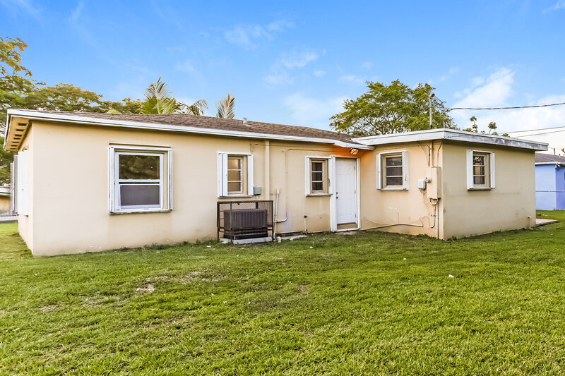 2,525/Mo, 14301 Polk Street Miami, FL 33176 Rear View