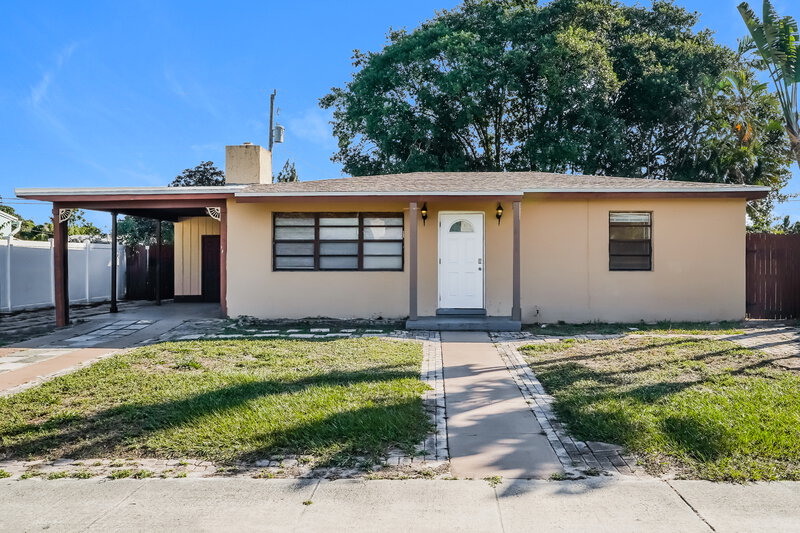 2,585/Mo, 2344 S Beech Road West Palm Beach, FL 33409 External View