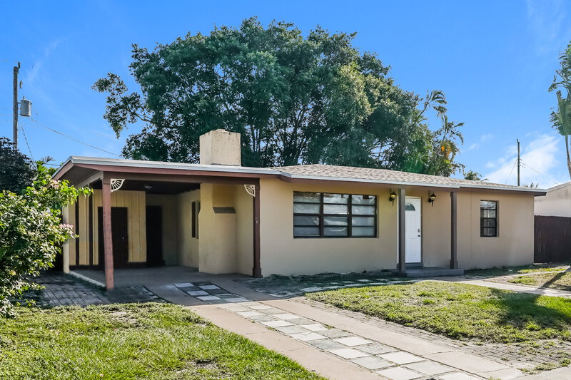 2,585/Mo, 2344 S Beech Road West Palm Beach, FL 33409 Front View 2