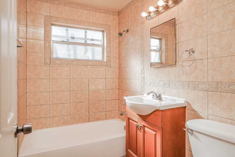 2,585/Mo, 2344 S Beech Road West Palm Beach, FL 33409 Bathroom View