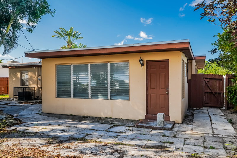 2,585/Mo, 2344 S Beech Road West Palm Beach, FL 33409 Rear View