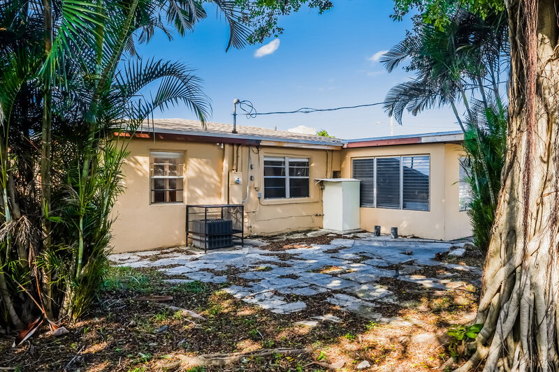 2,585/Mo, 2344 S Beech Road West Palm Beach, FL 33409 Rear View 2