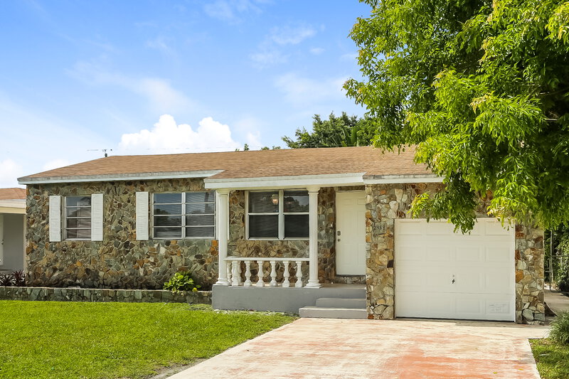 4,140/Mo, 2468 Wiley Street Hollywood, FL 33020 Front View