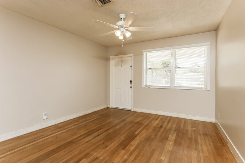4,140/Mo, 2468 Wiley Street Hollywood, FL 33020 Living Room View 2