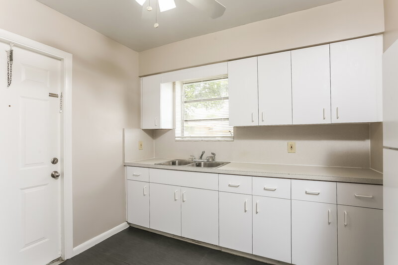 4,140/Mo, 2468 Wiley Street Hollywood, FL 33020 Kitchen View