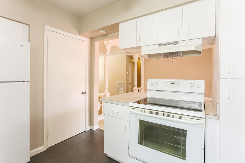 4,140/Mo, 2468 Wiley Street Hollywood, FL 33020 Kitchen View 2