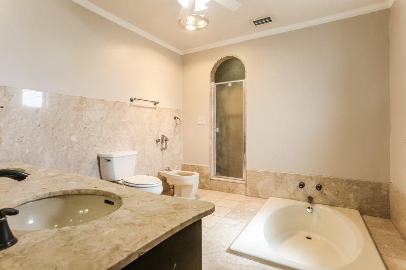 4,140/Mo, 2468 Wiley Street Hollywood, FL 33020 Main Bathroom View