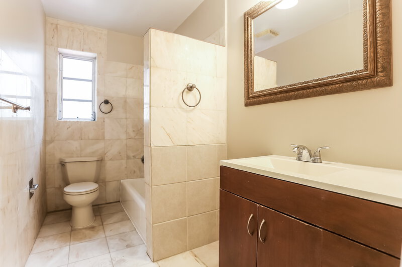 4,140/Mo, 2468 Wiley Street Hollywood, FL 33020 Bathroom View