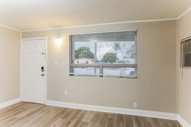 2,328/Mo, 612 NW 3rd Ave Hallandale Beach, FL 33009 Foyer View