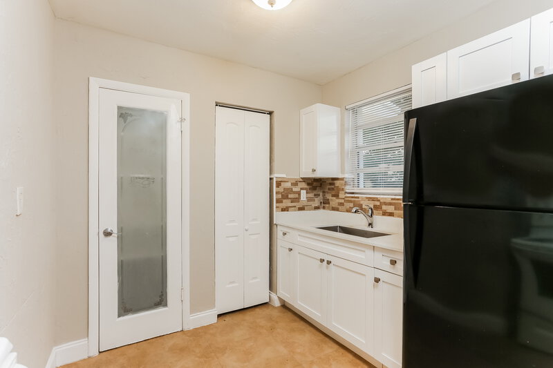 2,328/Mo, 612 NW 3rd Ave Hallandale Beach, FL 33009 Kitchen View