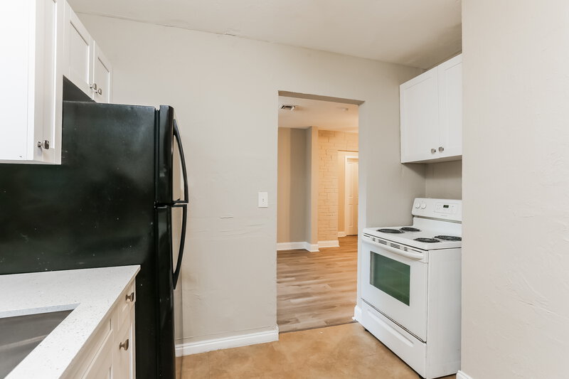 2,328/Mo, 612 NW 3rd Ave Hallandale Beach, FL 33009 Kitchen View 2