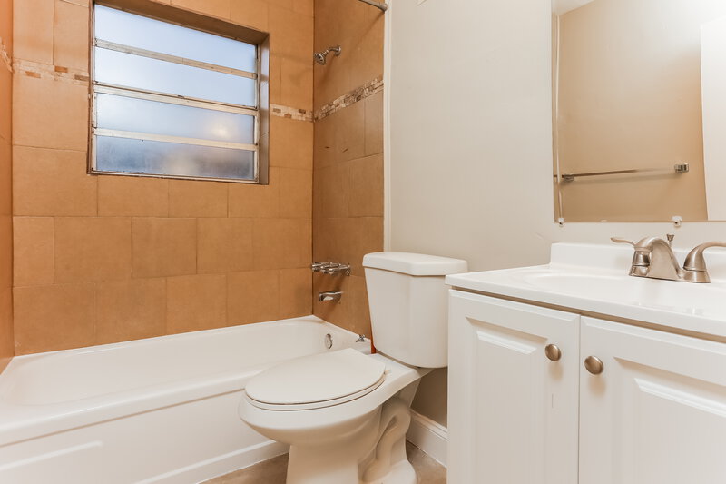 2,328/Mo, 612 NW 3rd Ave Hallandale Beach, FL 33009 Main Bathroom View