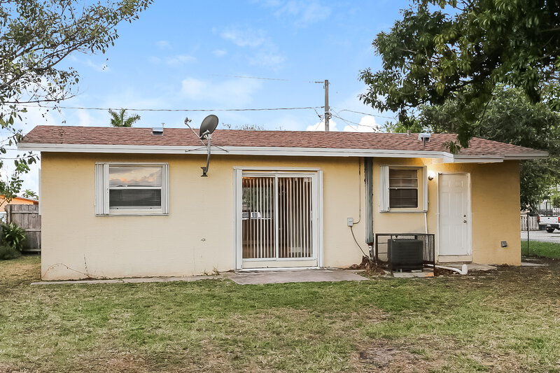 2,328/Mo, 612 NW 3rd Ave Hallandale Beach, FL 33009 Rear View