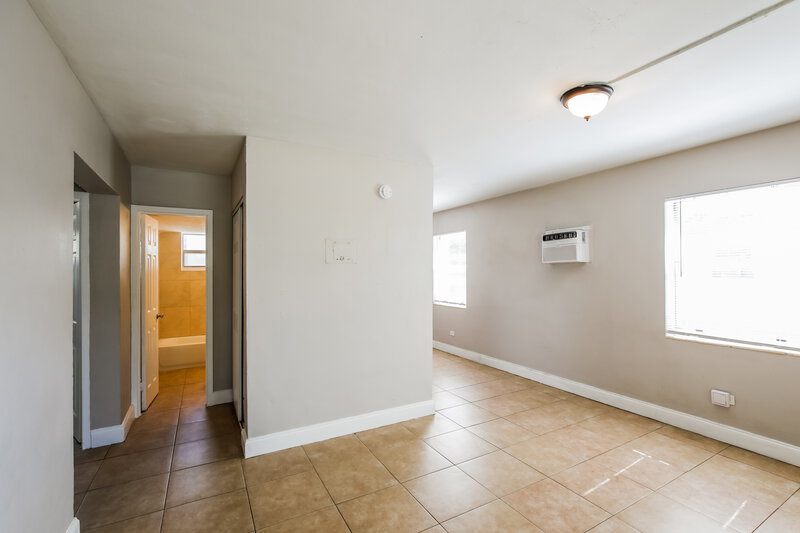 2,710/Mo, 2814 NW 6th Street Pompano Beach, FL 33069 Living Room View 3