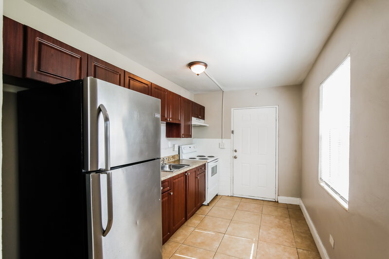 2,710/Mo, 2814 NW 6th Street Pompano Beach, FL 33069 Kitchen View