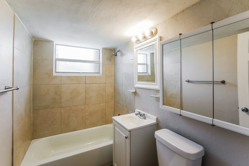 2,710/Mo, 2814 NW 6th Street Pompano Beach, FL 33069 Bathroom View