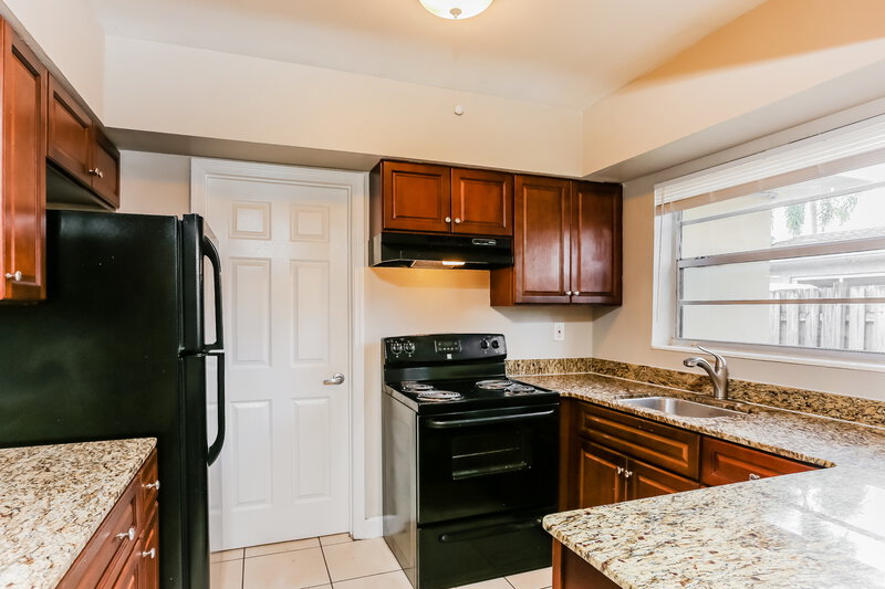 2,470/Mo, 570 SW 31st Ave Fort Lauderdale, FL 33312 Kitchen View