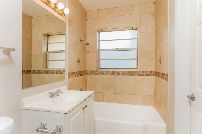 2,470/Mo, 570 SW 31st Ave Fort Lauderdale, FL 33312 Main Bathroom View