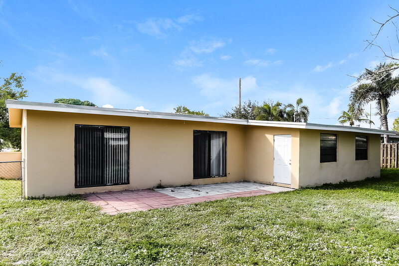 2,470/Mo, 570 SW 31st Ave Fort Lauderdale, FL 33312 Rear View