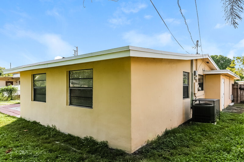 2,470/Mo, 570 SW 31st Ave Fort Lauderdale, FL 33312 Rear View 2