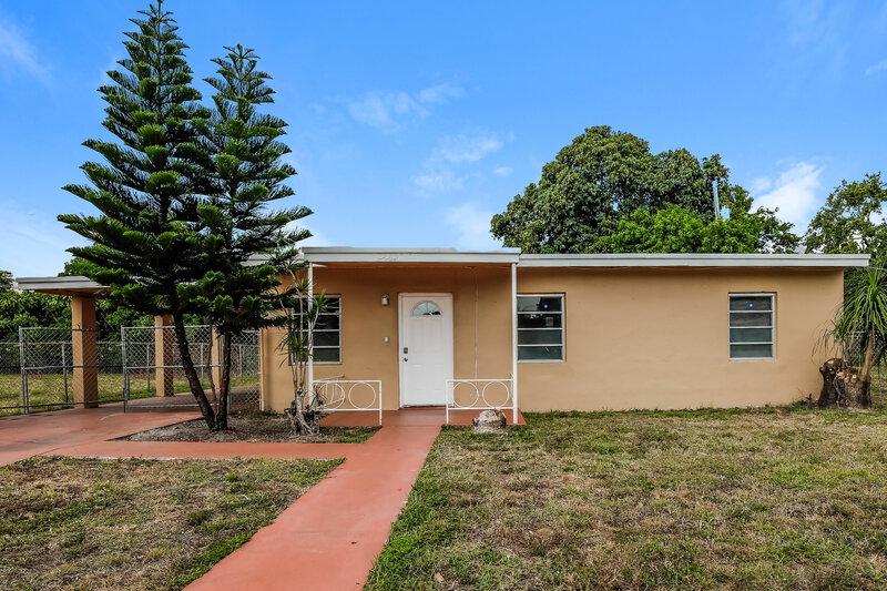 2,325/Mo, 2445 NW 159th Street Miami Gardens, FL 33054 External View