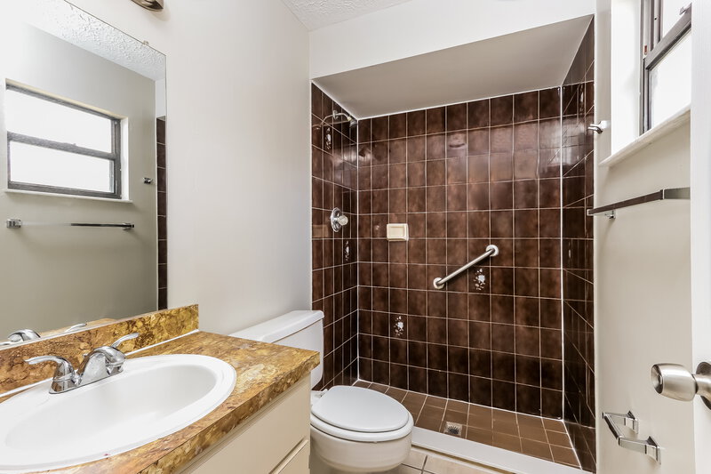 2,130/Mo, 774 SW Duxbury Avenue Port Saint Lucie, FL 34983 Main Bathroom View