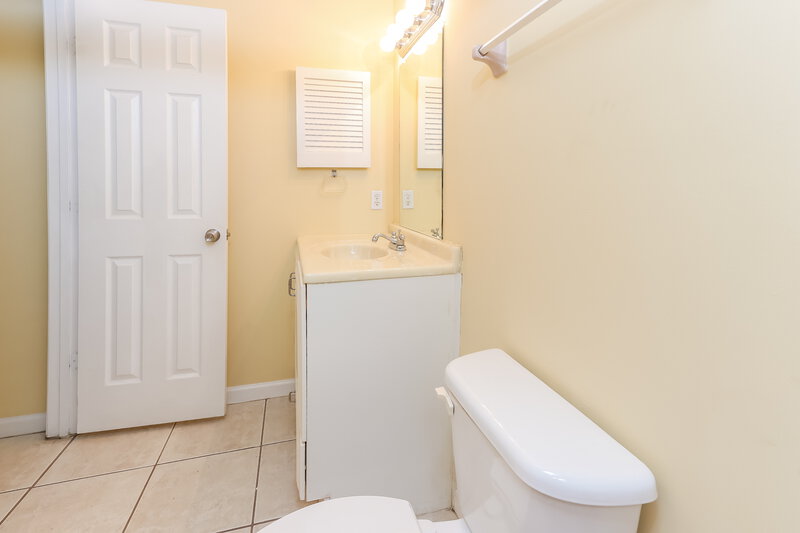 2,130/Mo, 774 SW Duxbury Avenue Port Saint Lucie, FL 34983 Bathroom View 2