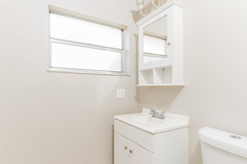 2,100/Mo, 6106 Sunset Boulevard Fort Pierce, FL 34982 Main Bathroom View