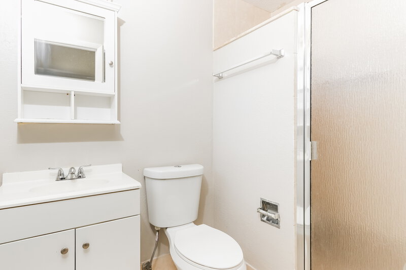 2,100/Mo, 6106 Sunset Boulevard Fort Pierce, FL 34982 Bathroom View