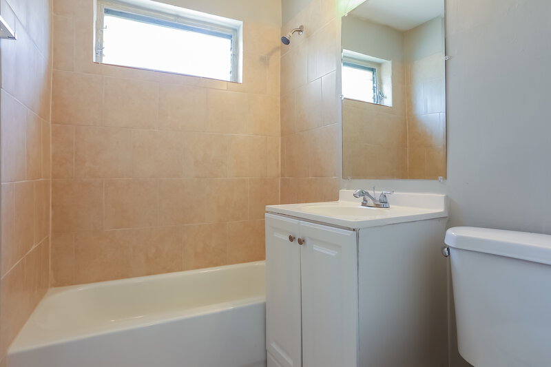 2,285/Mo, 2344 NW 15th Street Fort Lauderdale, FL 33311 Main Bathroom View