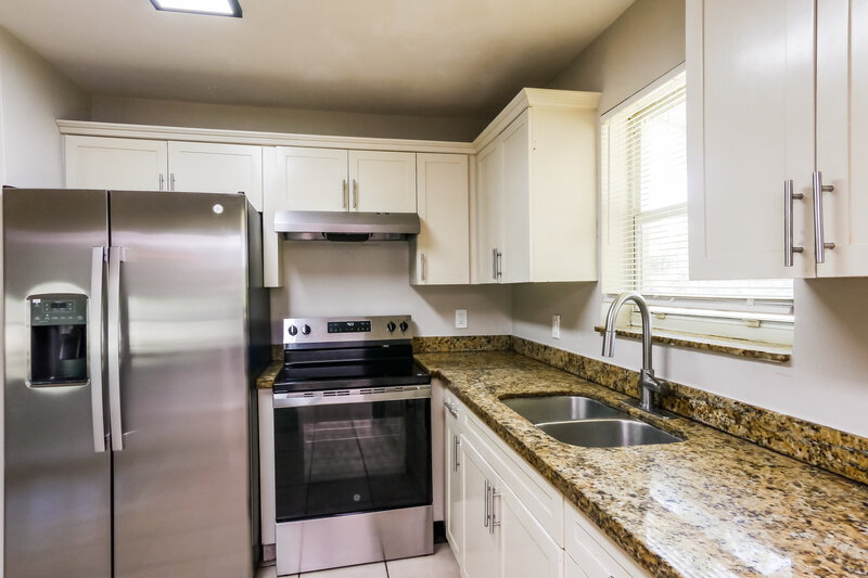 2,375/Mo, 3260 Alcee L Hastings Pkwy Lauderdale Lakes, FL 33319 Kitchen View 2