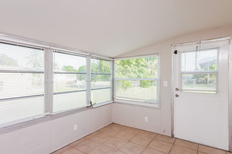 2,375/Mo, 3260 Alcee L Hastings Pkwy Lauderdale Lakes, FL 33319 Family Room View