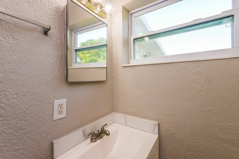 2,375/Mo, 3260 Alcee L Hastings Pkwy Lauderdale Lakes, FL 33319 Main Bathroom View