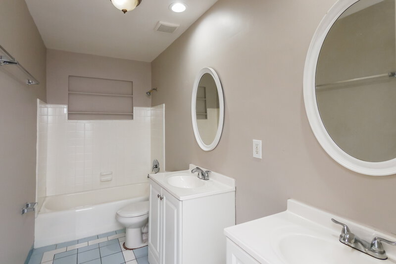 2,375/Mo, 3260 Alcee L Hastings Pkwy Lauderdale Lakes, FL 33319 Bathroom View