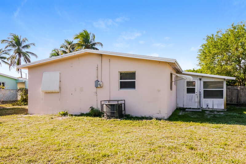 2,375/Mo, 3260 Alcee L Hastings Pkwy Lauderdale Lakes, FL 33319 Rear View