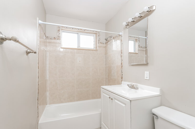 1,860/Mo, 600 Beech Road West Palm Beach, FL 33409 Bathroom View
