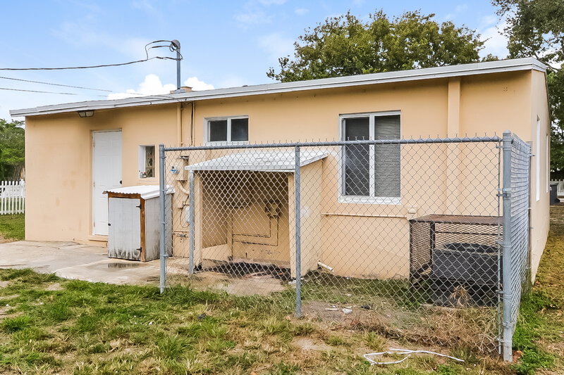 1,860/Mo, 600 Beech Road West Palm Beach, FL 33409 Rear View