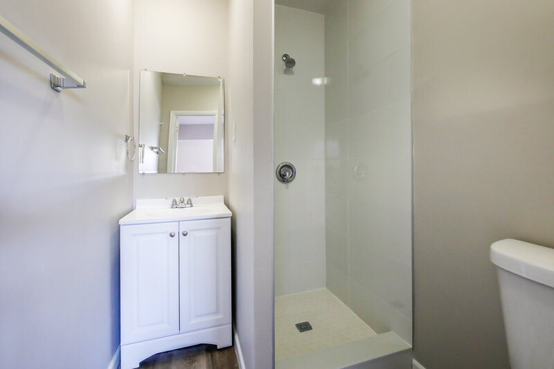 2,790/Mo, 5083 NE 17th Drive Pompano Beach, FL 33064 Main Bathroom View