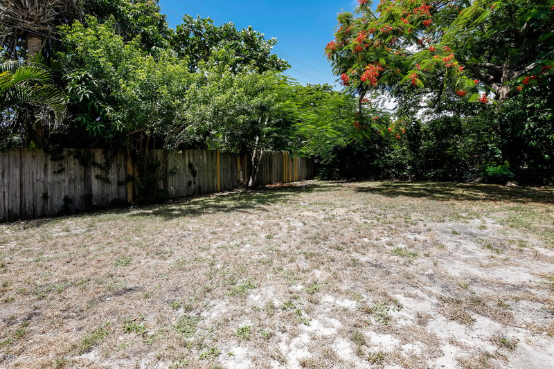 2,790/Mo, 5083 NE 17th Drive Pompano Beach, FL 33064 Backyard View