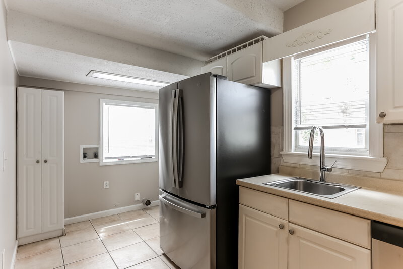 3,420/Mo, 1401 14th Avenue N Lake Worth Beach, FL 33460 Kitchen View 2